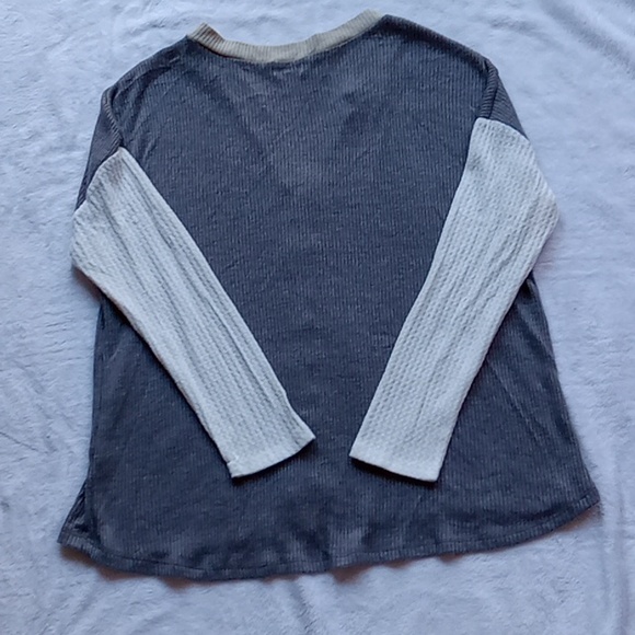 BKE  Grey and Cream Cardigan from The Buckle Sz Sm - Picture 3 of 4